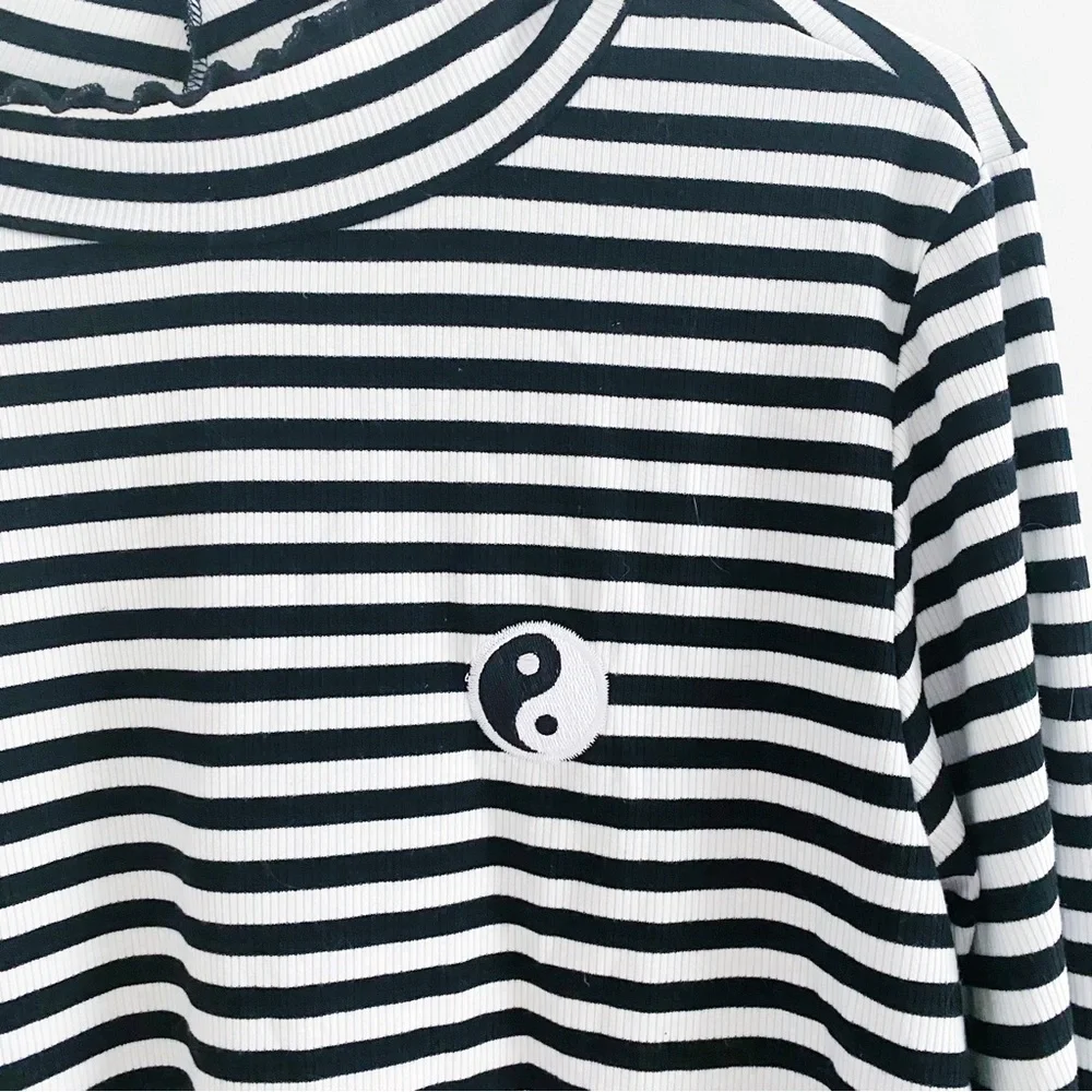 Hot Topic B+W Striped Yin Yang Top - Picture 2 of 6